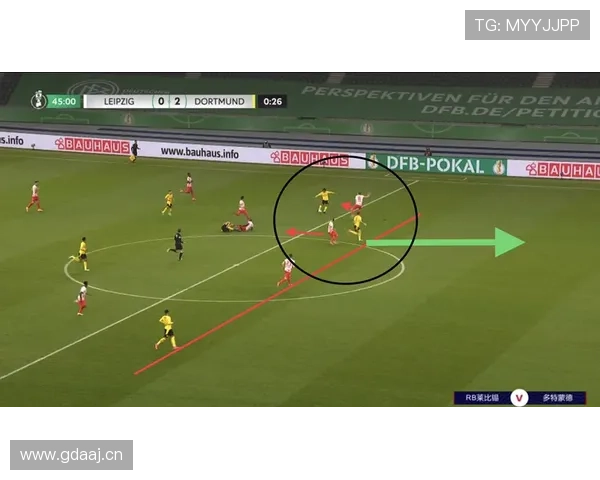 多特蒙德高位压迫下防线频繁暴露空间，防守协同与回追能力面临考验