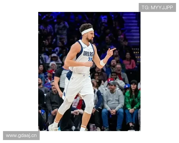 克莱·汤普森无球跑动制造空位，三分效率领跑后卫