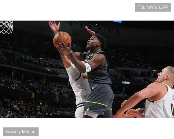 安东尼·爱德华兹突破创造得分机会提升球队关键时刻效率